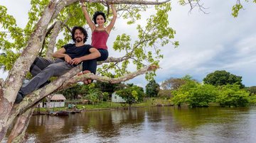 Letícia e Fernando Alves Pinto sobem em uma árvore na Ilha Tupinambarana - Samuel Chaves/S4 PHOTO PRESS