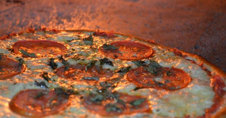 O segredo de uma boa pizza é um molho consistente e massa leve - Divulgação