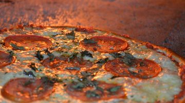 O segredo de uma boa pizza é um molho consistente e massa leve - Divulgação