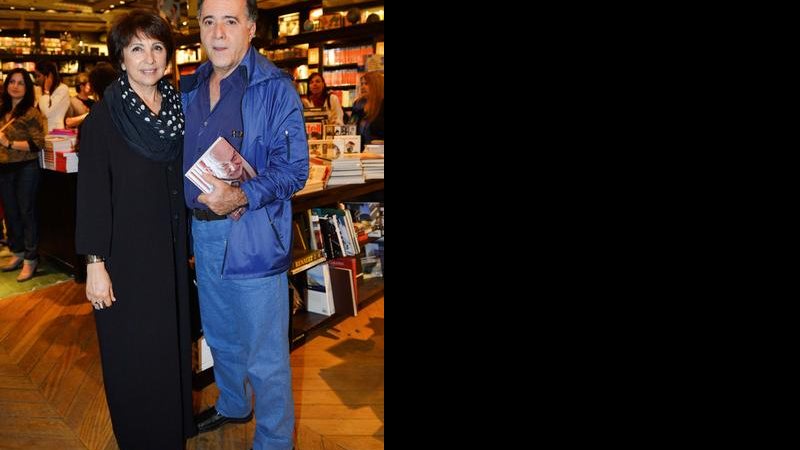 Lidiane e Tony chegam ao lançamento de livro sobre Silvio de Abreu, no Rio. - Paulo Mumia