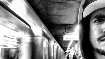 Caio Castro anda de metrô em São Paulo - Reprodução / Instagram