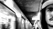 Caio Castro anda de metrô em São Paulo - Reprodução / Instagram