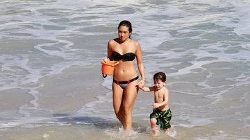 Sequinha, com 54kg em 1,65m, a apresentadora e atriz, que prática a hot yoga, se diverte com seu único filho na praia de Grumari, no Rio. - Dilson Silva/AgNews