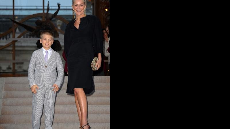 Sharon Stone e seu filho Roan curtiram festa em Paris. - The Grosby Group
