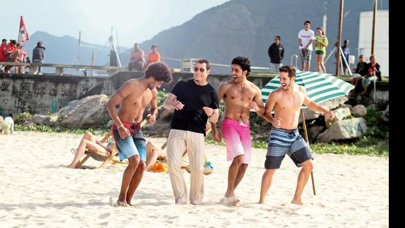 Ao lado de três figurantes, o ator americano ensaia passos de samba durante gravação de comercial. - André Muzell/Agnews e Henrique Oliveira/Foto Rio News