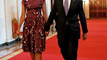 Michelle Obama e seu marido, o presidente dos EUA, Barack Obama, chegaram de mãos dadas ao Salão Leste da Casa Branca. - Reuters/Kevin Lamarque