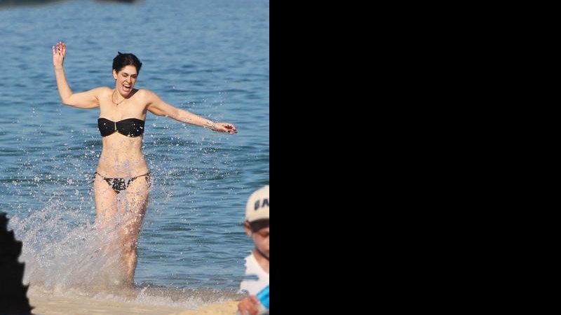 Paula Lavigne aproveitou dia de sol no Rio para se refrescar na praia de Ipanema. - Rodrigo dos Anjos /Agnews
