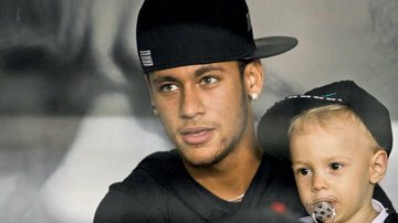 Neymar e filho, Davi Lucca, assistem jogo em Santos. - Ana Vianna/Brazil Photo Press