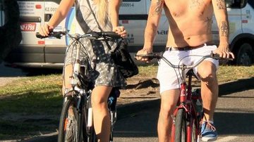 Juliana e Flavio pedalaram na orla da Barra da Tijuca, Rio. - Julio Cesar/Agnews e Gabriel Rangel/Agnews