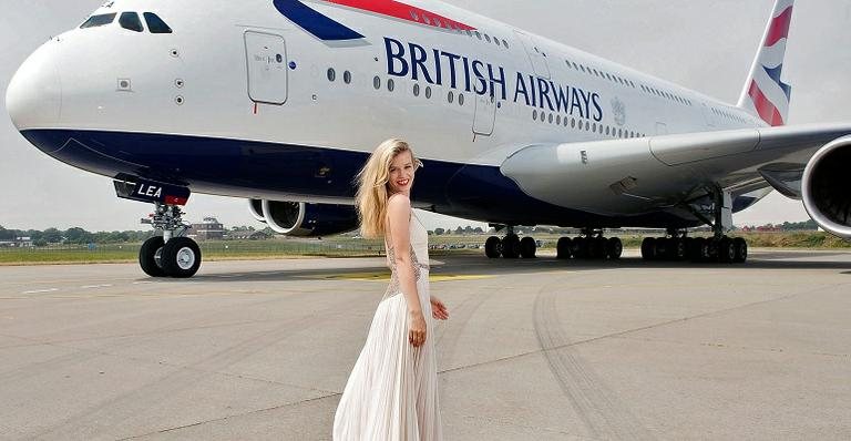 Georgia May Jagger posa para fotos em frente ao novo modelo de aeronave da British Airways - Getty Images