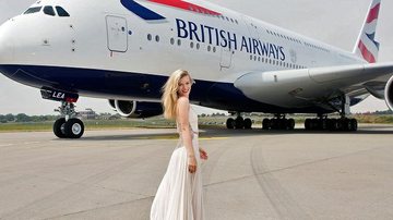 Georgia May Jagger posa para fotos em frente ao novo modelo de aeronave da British Airways - Getty Images