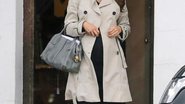 Dias antes de dar à luz um menino, Kate confere loja de antiguidades, nos arredores de Londres. - Reuters/Stringer e Splash News/AKM-GSI