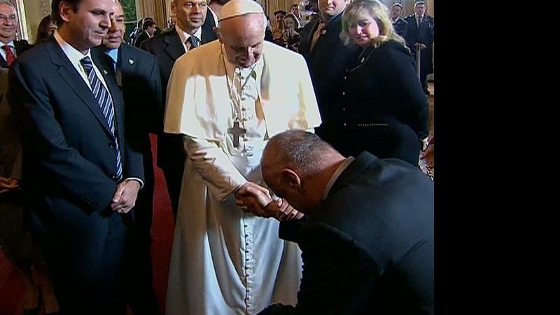 Oscar Schmidt recebe a benção do Papa Francisco - Reprodução