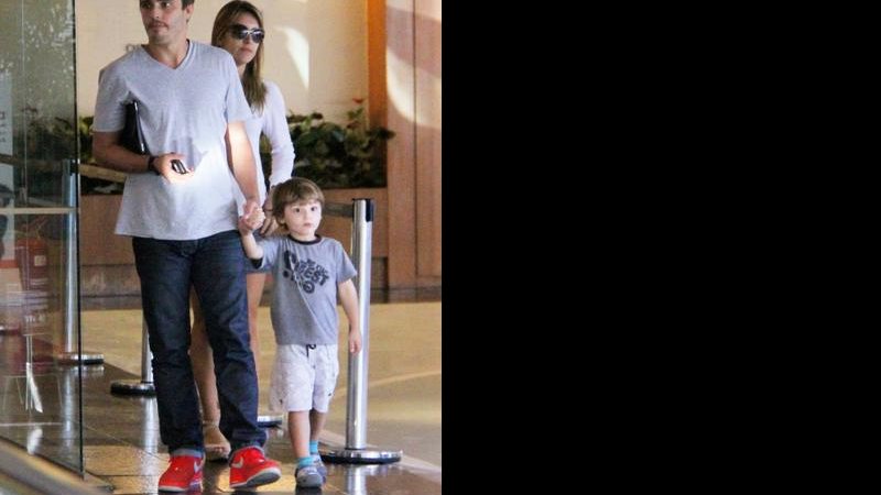Thiago Rodrigues passeou de mãos dadas com o filho, Gabriel, pelos corredores de um shopping carioca. - Daniel Delmiro / AgNews