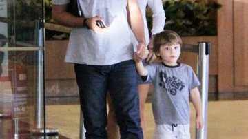Thiago Rodrigues passeou de mãos dadas com o filho, Gabriel, pelos corredores de um shopping carioca. - Daniel Delmiro / AgNews