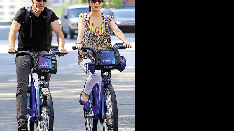 Lucy Liu aproveitou dia ensolarado em Nova York para pedalar ao lado de um amigo pela região do Soho. - Sharpshooter Images/Splash