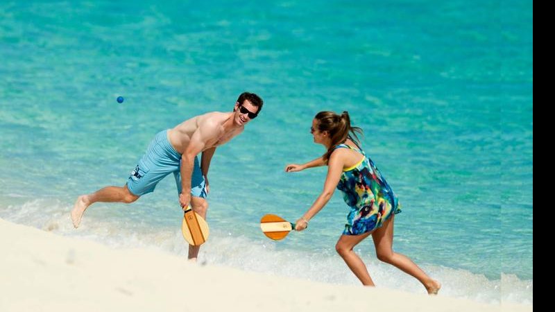 Andy Murray viajou às Bahamas, no Caribe, com a namorada, a artista Kim Sears. - Splash News/AKM-GSI