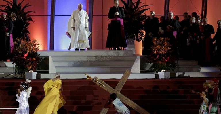 Fafá de Belém [de amarelo] canta para o Papa Francisco - Reuters