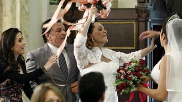 Márcia (Elizabeth Savalla) faz escândalo no dia de seu casamento - Reprodução / TV Globo