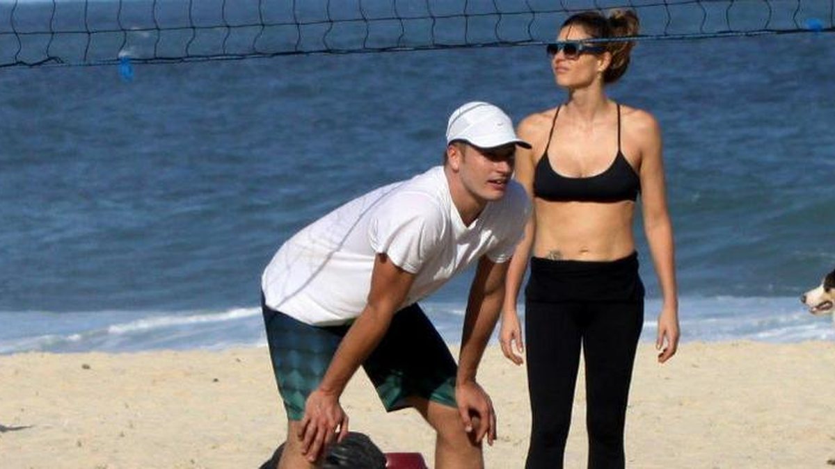 EGO - Fernanda Lima joga vôlei com Rodrigo Hilbert em praia do Rio -  notícias de Praia
