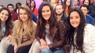 Acompanhadas de amigas, Laura e Beatriz prestigiam programa da mãe - TV Globo
