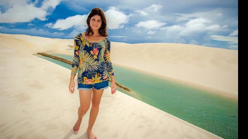 Destaque de Saramandaia como a fogosa Marcina, ela grava nos Lençóis Maranhanses e registra a paisagem de dunas de areia. - TV Globo/Alex Carvalho