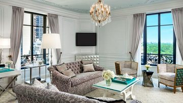 A elegância e o glamour da grife francesa Dior reunidos no hotel St Regis, em Nova York, Estados Unidos. Os hóspedes dispõem de mordomo particular e um Bentley com motorista à disposição para passear pela cidade. Diárias a partir de R$ 19 mil - Reprodução / Site Oficial
