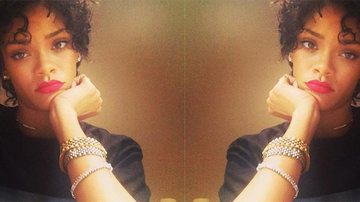 Depois de passar o mês de julho com os cabelos longos e na cor cinza, Rihanna postou foto em seu Instagram com os cabelo cacheado - Reprodução/Instagram