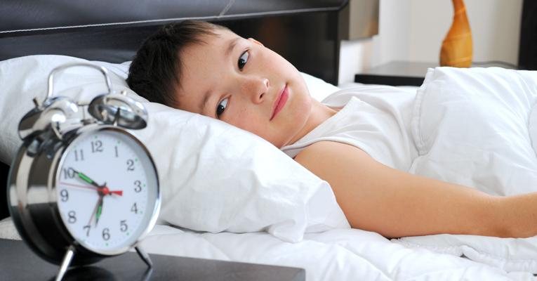 Colocar o filho para dormir pode se tornar em um pesadelo na volta às aulas. Saiba como evitar o problema! - Shutterstock