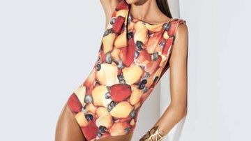 Izabel Goulart posou de maiô com estampa de caju para campanha de verão de marca cearense de moda praia, inspirada nas riquezas naturais do País. - Edu Rezende