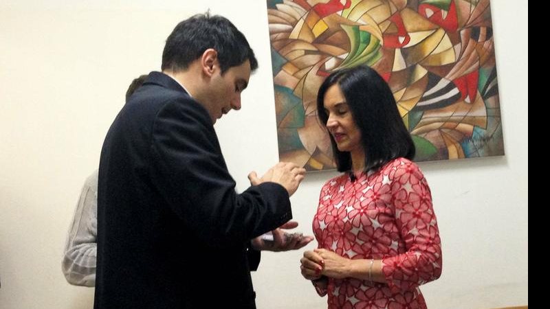 Lu Alckmin recebe bênção do padre Juarez. - Lara Monteiro de Barros/RedeVida