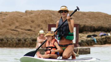 A top gaúcha Alessandra Ambrosio pratica stand up paddle com a filha, Anja Louise. - Splash News/AKM-GSI