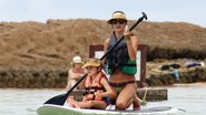 A top gaúcha Alessandra Ambrosio pratica stand up paddle com a filha, Anja Louise. - Splash News/AKM-GSI