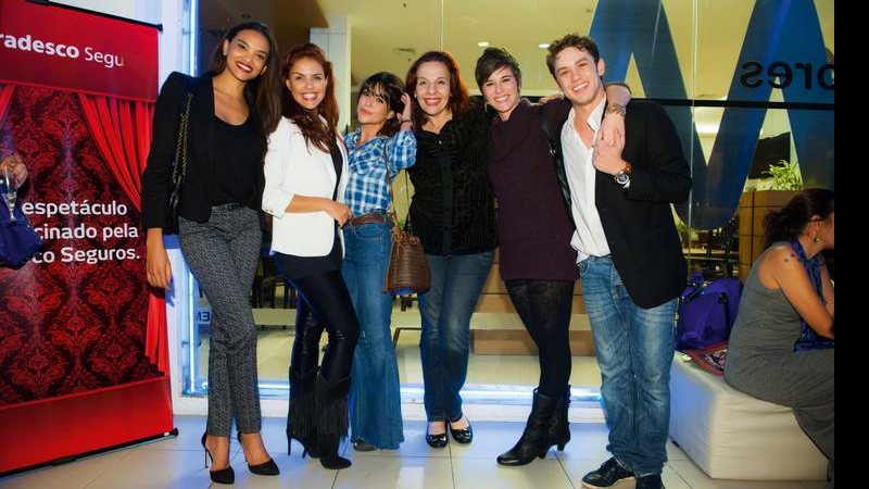 Em SP, Rosi e Leo estreiam a comédia La Mamma e são felicitados por Lucy, Paloma, Priscila e Dani. - Samuel Chaves / S4 Photopress