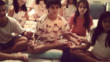 William Bonner mostra os filhos meditando durante festa - Instagram/Reprodução