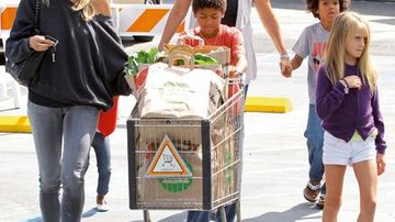 Heidi Klum levou seus filhos a um supermercado, em Los Angeles, para ajudá-la a abastecer a despensa de casa. - Pacificcoastnews/Honopix