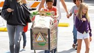 Heidi Klum levou seus filhos a um supermercado, em Los Angeles, para ajudá-la a abastecer a despensa de casa. - Pacificcoastnews/Honopix