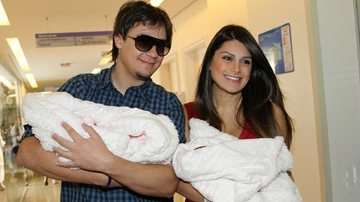 Natália Guimarães e Leandro deixam maternidade com as filhas gêmeas - Thiago Duran/Agnews