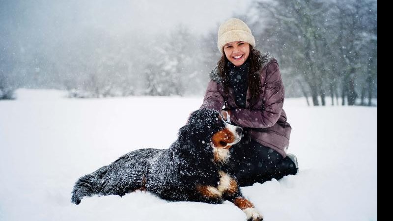 Encantada com a natureza de Chillán, Louise brinca com o cão da raça São Bernardo. - Victor Sokolowicz