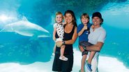 No SeaWorld Orlando, o clã admira o Dolphin Cove, uma das maiores áreas de observação de golfinhos do mundo. - Cesar Alves