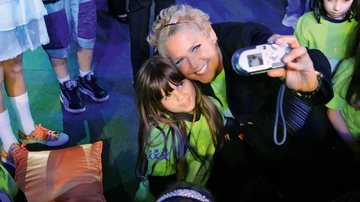 Xuxa tira fotos com fã após assinar acordo entre sua Fundação e a Editora Positivo. - Blad Meneghel