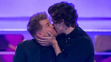 Harry Styles beija apresentador James Corden - Reprodução