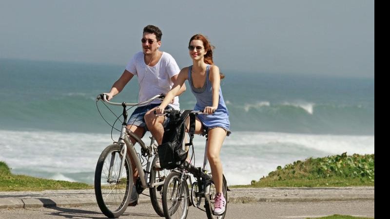 Casal mostrou sintonia em passeio de bicicleta na Barra da Tijuca, Rio. - Dilson Silva