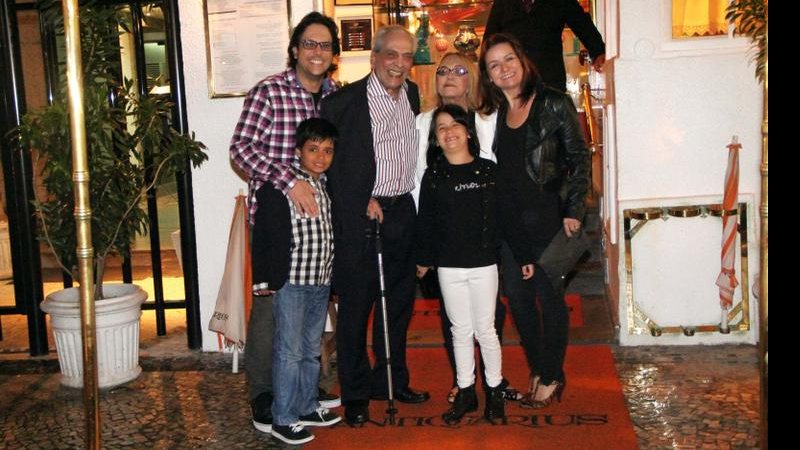 Para comemorar o Dia dos Pais, Lúcio Mauro Filho reuniu três gerações da família para jantar em um restaurante no Leblon, Rio. - Rodrigo dos Anjos /Agnews