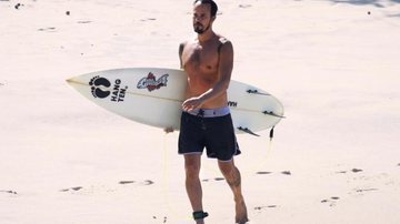 O ator global tem dia de surfe em praia do Rio. - Dilson Silva