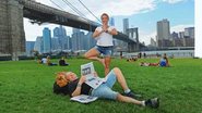 Diante da Brooklyn Bridge e às margens do Hudson, Marilene faz yoga e Stenio lê jornal local. - Jayme de Carvalho Jr.