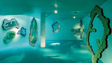 A instalação Ocean Collection, exibida na galeria parisiense Carpenters Workshop, trouxe espelhos pendentes e de parede. - -