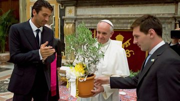 Os jogadores presenteiam o pontífice com um pé de oliveira. - Reuters