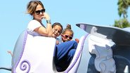 Jennifez Lopez se diverte com as filhas Max e Emme na Disney - AKM-GSI/Splash