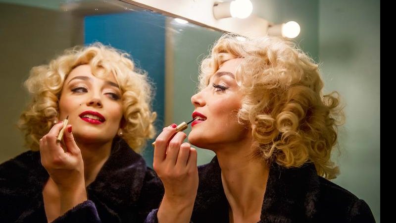 Já caracterizada como a personagem da peça Depois da Queda, a atriz incorpora o ar sensual de Marilyn e dá o retoque final na maquiagem. - Cadu Pilotto